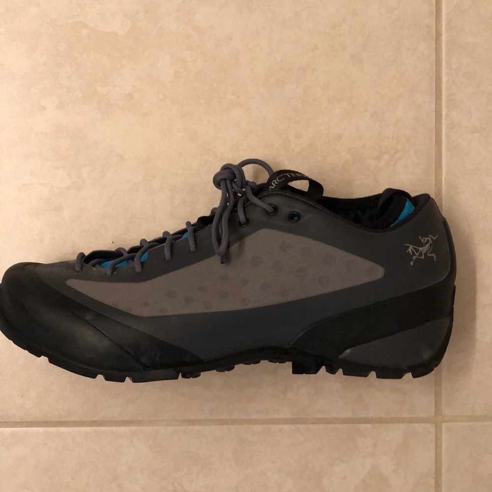 Arc'teryx Acrux FL Women’s size 8 Gray/teal